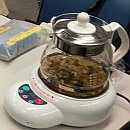各回のテーマに合わせて梁先生が配合した薬膳茶が、
電気煎じ器で煎じて振る舞われます
《クリックで大きな画像》
